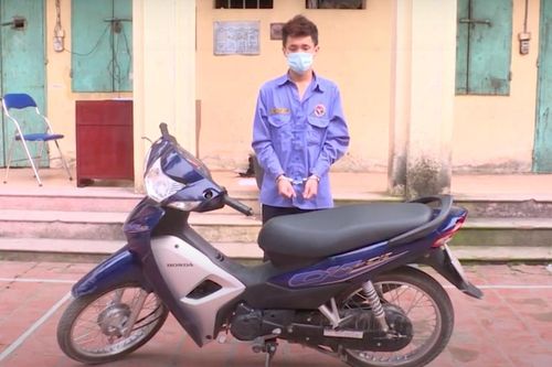 Gã trai tông xe vào công an sau khi kiểm tra thân nhiệt