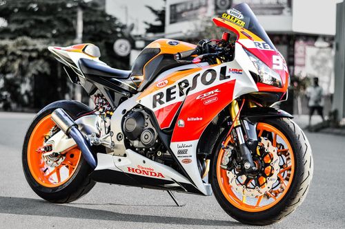 Honda CBR1000RR với gói độ hơn 150 triệu của dân chơi TP.HCM