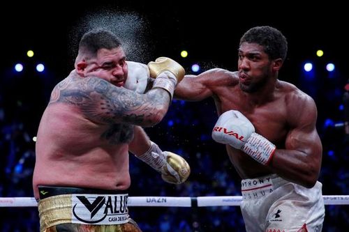 Vua boxing Joshua: 'Nhiều người sẵn sàng đâm sau lưng tôi'