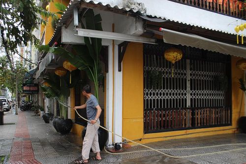Người dân Đà Nẵng dọn dẹp hàng quán, sẵn sàng mở bán trở lại sau cách ly xã hội