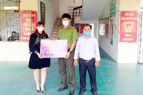 Nhiều phần quà ủng hộ người nghèo trong mùa dịch