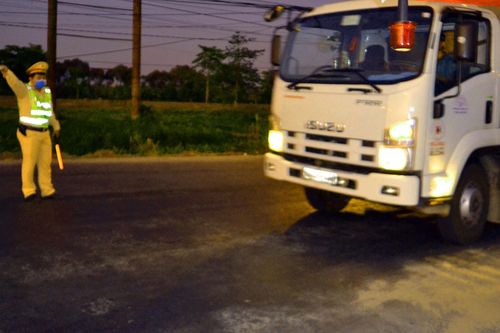 Những 'ánh đèn đêm' cùng người dân vượt qua mùa dịch Covid-19