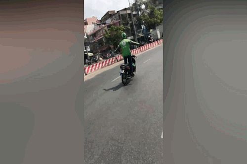 Hú hồn cảnh nam thanh niên thả hai tay, 'làm xiếc' trên xe máy