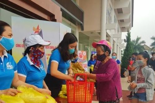 Cây 'ATM gạo' đầu tiên ở Hà Tĩnh chính thức phát miễn phí cho người nghèo