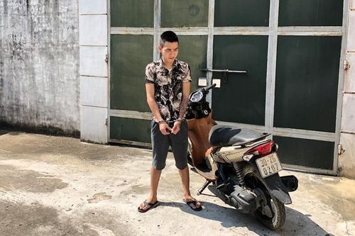 Ông bố trẻ cầm cố xe của hàng xóm để lấy tiền lo vợ đẻ