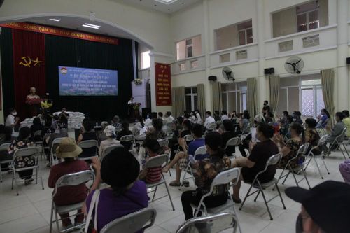 Cùng nghệ sĩ phát gạo thời dịch COVID-19