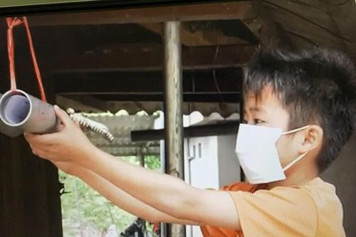 Ống nhựa 'chở' con chữ cho học sinh vùng cao mùa COVID-19