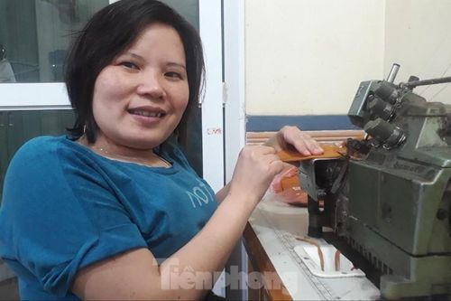 Chuyện xúc động về cô gái tật nguyền may tặng khẩu trang chống dịch