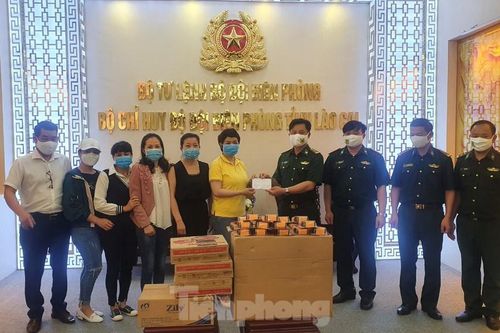 Biên Phòng Lào Cai tiếp nhận máy đo thân nhiệt, khẩu trang chống dịch COVID-19
