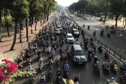 Sài Gòn ngày cuối giãn cách: Đường phố đông đúc, hàng quán vẫn im lìm