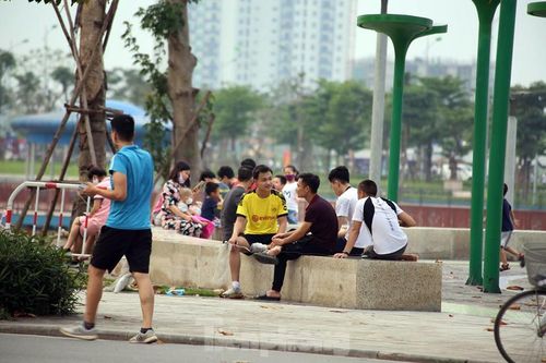 Bất chấp cách ly xã hội, người dân Hà Nội đổ ra công viên tập thể dục