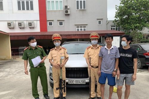 Kiểm tra xe lưu thông, phát hiện 2 khẩu súng không giấy tờ
