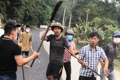 Hòa Bình: Khởi tố 8 đối tượng liên quan vụ đánh người, đập nát ô tô trước mặt Công an