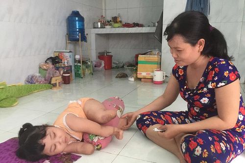 Cô bé 5 tuổi đáng thương theo mẹ đi bán vé số mỗi tối