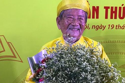 99 tuổi, nhà nghiên cứu Đình Tư leo 1500 bậc cầu thang mỗi ngày và mê viết sách