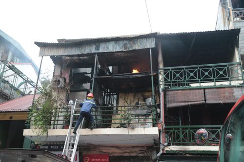Hình ảnh vụ cháy căn nhà 2 tầng trên phố Hàng Ngang ở Hà Nội