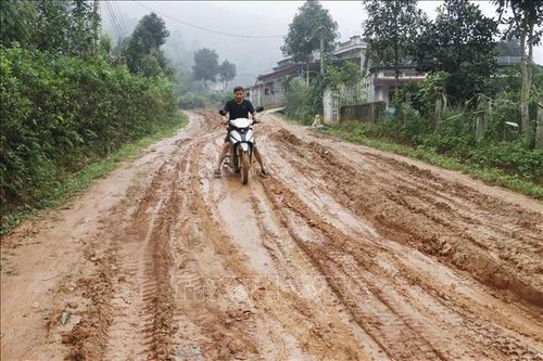 Đường liên xã xuống cấp nghiêm trọng, ngày mưa biến thành bãi lầy