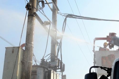Ngành điện Quảng Bình: Hiệu quả trong việc vệ sinh cách điện bằng nước nước áp lực cao