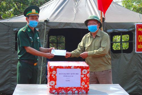 Đại biểu Quốc hội thăm tặng quà các trạm, chốt kiểm soát dịch bệnh Covid-19