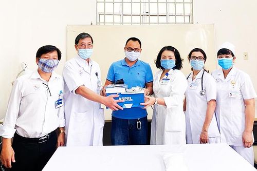 Gia đình ông Võ Đăng Quang, thành phố Nha Trang: Tặng thiết bị y tế cho Bệnh viện Đa khoa tỉnh