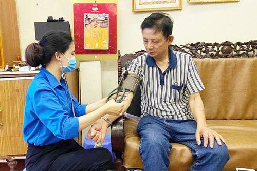 Huyện đoàn Bát Xát tổ chức khám bệnh và tặng quà gia đình chính sách