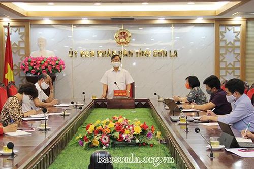 Họp bàn phương án nới lỏng giãn cách xã hội