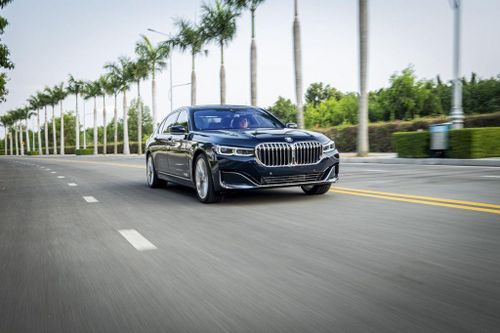 Mẫu sedan hạng sang BMW 740Li Pure Excellence cập bến thị trường Việt Nam, cạnh tranh Mercedes-Benz 450 Luxury