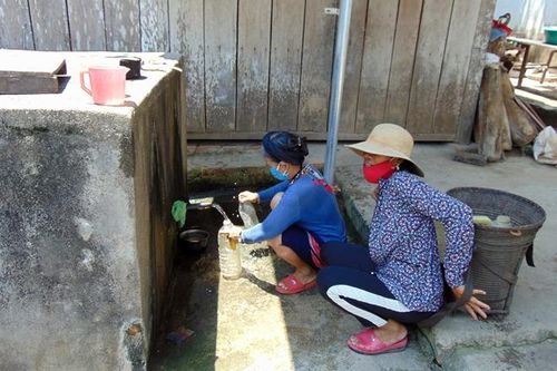 'Đội nắng', đi bộ hàng cây số gùi nước về sinh hoạt