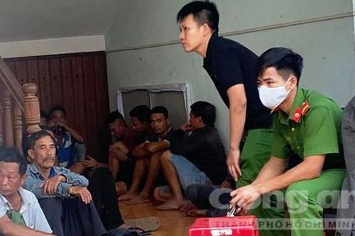 Đột kích trường gà trên đỉnh đèo, bắt 49 đối tượng