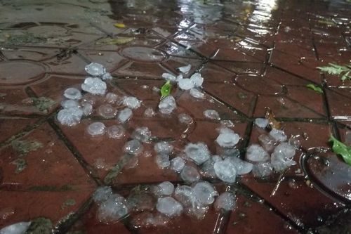 Mưa đá dữ dội trút xuống Lào Cai