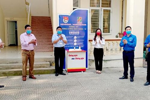'Áo xanh' góp sức đẩy lùi dịch bệnh