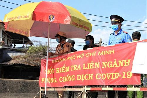 Thành phố Hồ Chí Minh tạm dừng việc dừng xe đo thân nhiệt tại 62 chốt kiểm dịch