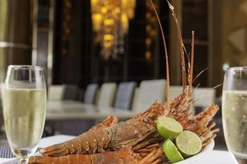 Ăn hải sản kị uống rượu nhân sâm, vang đỏ?