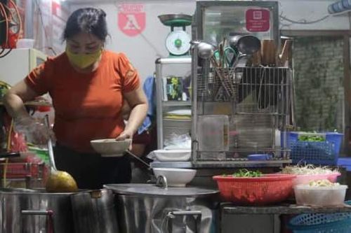 Một số hàng quán mở cửa trở lại trong ngày đầu tiên nới lỏng cách ly xã hội