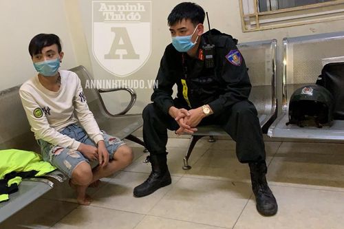 Cầm sẵn ma túy định phi tang, nam thanh niên bị CSCĐ khóa cứng tay