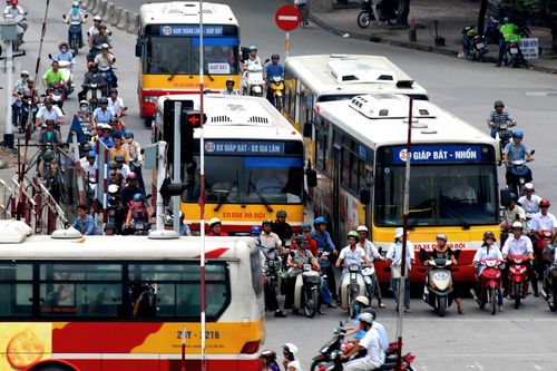 Xe buýt Hà Nội hoạt động trở lại từ 23/4
