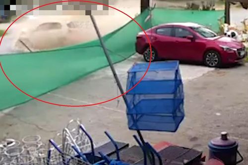 Ôtô phóng nhanh mất lái lao vào gốc cây