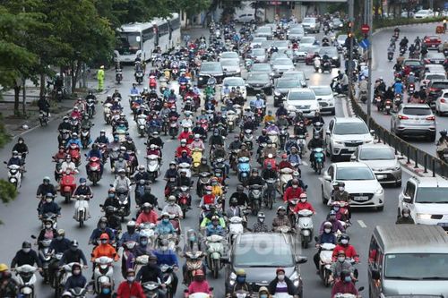Hà Nội: Tái diễn cảnh ùn tắc đường trong ngày đầu nới lỏng giãn cách xã hội