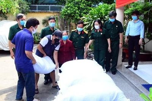 Cụ bà 84 tuổi ủng hộ 1 tấn gạo cho chương trình 'Quân với dân một ý chí'