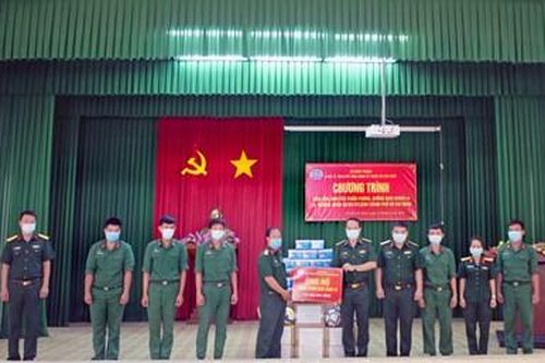 Trao tặng quà hỗ trợ Trường Quân sự Thành phố Hồ Chí Minh phòng, chống dịch Covid-19