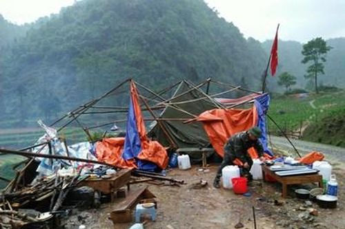 Giông lốc, mưa đá cuốn bay lều bạt phòng, chống Covid-19 tại Lào Cai