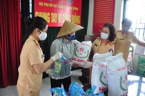 Hội Phụ nữ Cục Cảnh sát giao thông tặng nhu yếu phẩm cho hộ nghèo