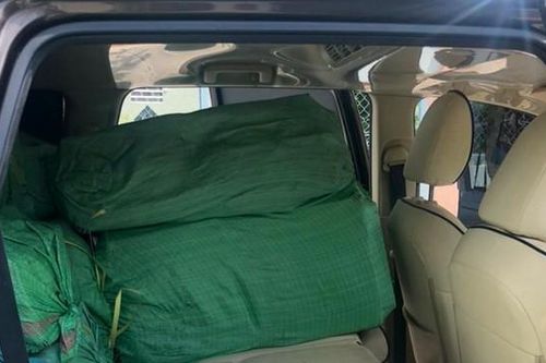 Bắt quả tang ôtô 7 chỗ vận chuyển 9.000 bao thuốc lá lậu
