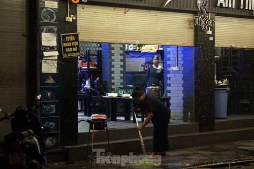 Nhiều người dọn dẹp cửa hàng lúc đêm khuya sau lệnh dừng cách ly