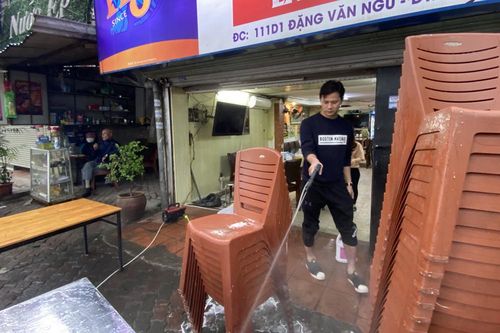 Dừng cách ly xã hội, hàng quán Hà Nội 'không vội' mở cửa trở lại