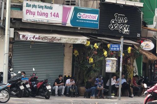 TPHCM ngày đầu sau cách ly xã hội: Hàng quán tấp nập, nhiều người 'quên' khẩu trang