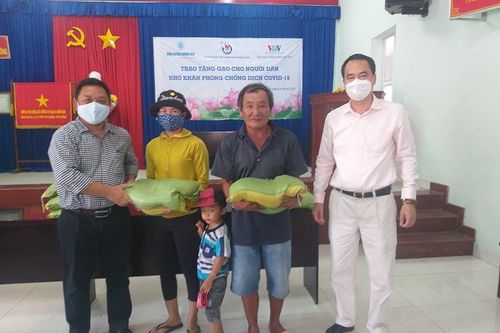 Cty Trầm hương Khánh Hòa trao 10 tấn gạo giúp đồng bào khó khăn do đại dịch COVID-19