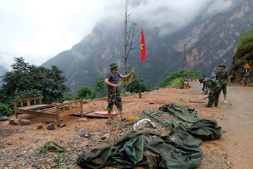 Giông lốc, mưa đá cuốn bay 11 lều bạt phòng chống COVID -19 ở biên giới