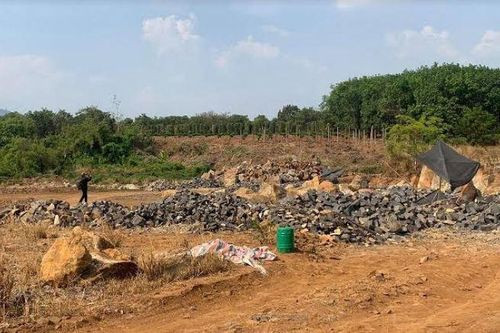 Huyện Đức Cơ (Gia Lai): Cận cảnh công trường khai thác đá 'lậu' quy mô lớn