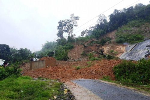 Giông lốc, mưa đá càn quét khiến 1 người tử vong